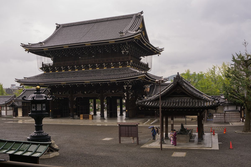 Gate to Higashi Hongan-ji temple